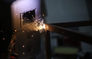 Cięcie, gięcie, spawanie — jaką grubość arkusza wybrać do konkretnej konstrukcji?